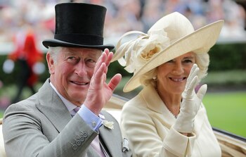 El príncipe Carlos y Camilla Parker con un sombrero amplio de lino