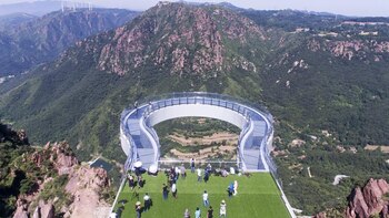 En China, se encuentra el puente de cristal con forma de herradura más grande del mundo. (Getty Images/ La vanguardia)