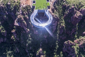 Con más de 30 metros de longitud, se ubica a 360 metros sobre el Gran Cañón de Fuxi (Getty Images/ La Vanguardia)