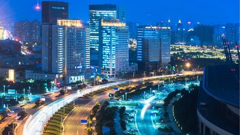 A 60 kilómetros de este gigante de cristal, se encuentra la capital de la provincia de Henan, una de las urbes más grandes de China.