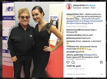 Junto a Elton John en