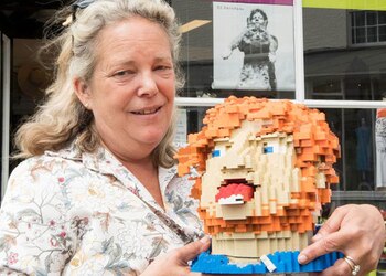 Cabeza de Lego donada por