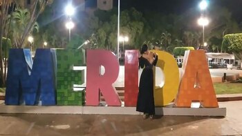 En Mérida se desnudó el torso para promocionar su espectáculo en un bar.