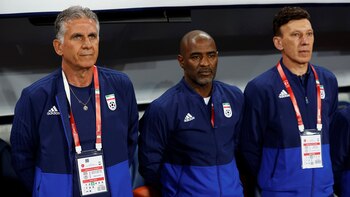 Queiroz junto a sus ayudantes