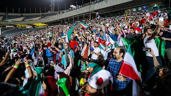 Hombres y mujeres juntos en