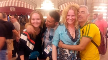 El protagonista del video tiene 47 años. En las redes publicó numerosas fotos junto a ciudadanas rusas