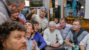 Norberto Giordano, rodeado por “sus