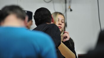 Nahir en pleno diálogo con su abogado, Horacio Dargainz.