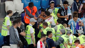 Argentina fue multada por los incidentes de sus hinchas ante Croacia (REUTERS)