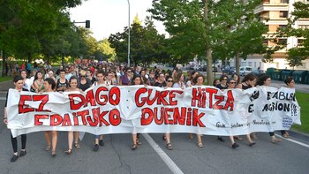 Manifestantes sostienen pancarta en la