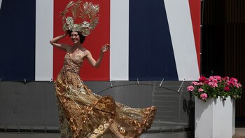 Total look metalizado con materiales innovadores (/ AFP PHOTO / Daniel LEAL-OLIVAS)