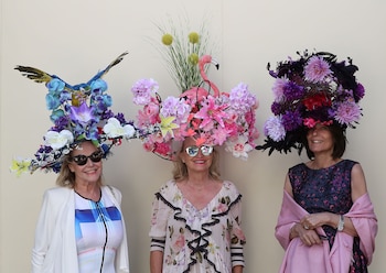 Con 300 años de tradición para hombres y mujeres el dress code exigido son los sombreros