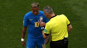 (Reuters) El árbitro le habla