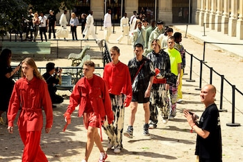 Pantalones anchos, prendas deportivas, colores