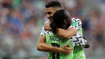 Balogun se abraza con Moses, luego