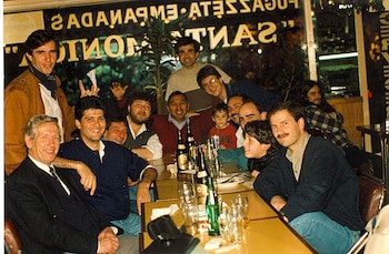 Norberto Giordano, de traje azul,