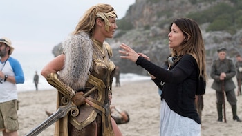 Connie Nielsen recibe instrucciones de la