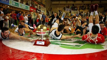 San Lorenzo tiñó de azul