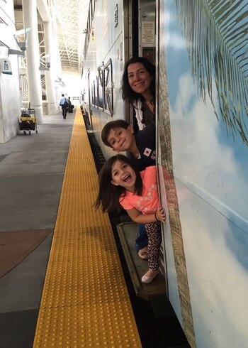 Verónica (43), Diego (8), Mía