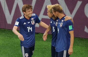 Keisuke Honda festeja junto a Takashi