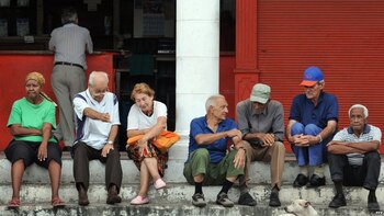 Un grupo de ancianos conversa