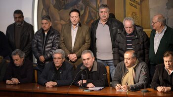 Juan Carlos Schmid, rodeado por