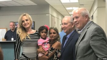 Alexa, en brazos de su