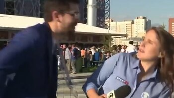 Sorprendida, la profesional se corrió