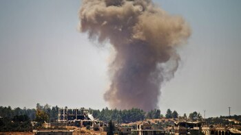 Columnas de humo se levantan