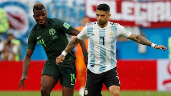 Iheanacho y Banega luchan por