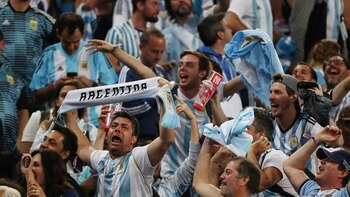 Los hinchas argentinos buscan la