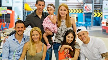 Los matrimonios Demichelis y Rojo también compartieron ciudad con Ángel Di María y su mujer, Jorgelina Cardoso ya que él jugó en el Manchester United