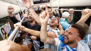 Hinchas argentinos en un subte