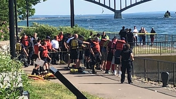 Había una multitud viendo lo