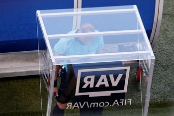 Pitana determinó el penal con