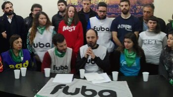 Lutvak, micrófono en mano, anuncia