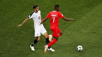 Bryan Ruiz y Embolo disputan