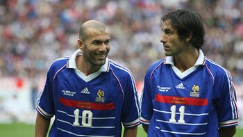 Pires junto a Zidane en el Mundial que ganaron en casa (Getty)