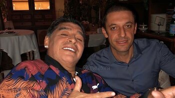 Diego Maradona cenando con su