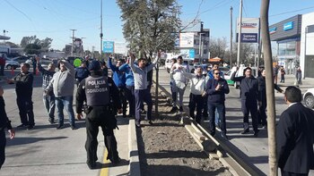 Los manifestantes que abuchearon e insultaron al mandatario cordobés