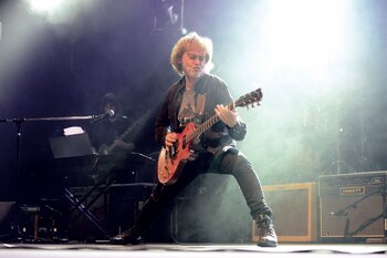 Sobre el escenario del Coliseo.