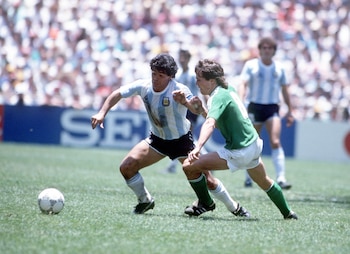 Maradona maniobra ante Lothar Matthaeus.