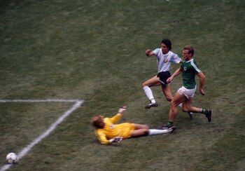 Burruchaga toca al gol para