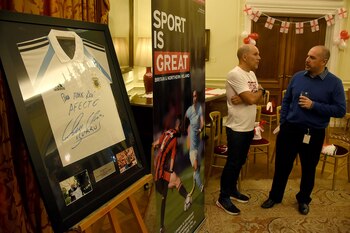 Una remera autografiada por Jorge