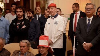 En el centro Mark Kent,