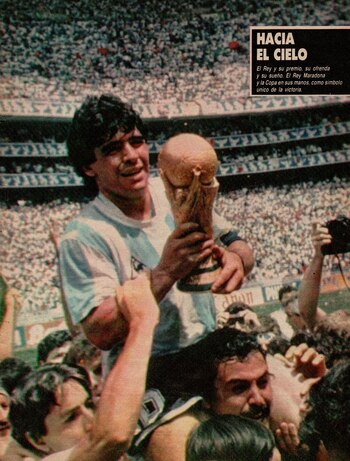 Diego Maradona, con el trofeo y su mìstica