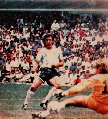 Valdano define para ampliar la ventaja albiceleste: era el 2 a 0, tras el primer tanto de Brown de cabeza