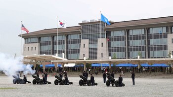 Una salva de cañones saluda