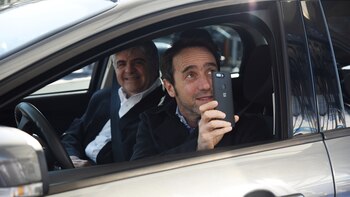 Gutiérrez y Galperin cargando nafta