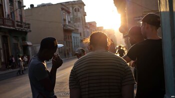 Varios jóvenes conversan en una